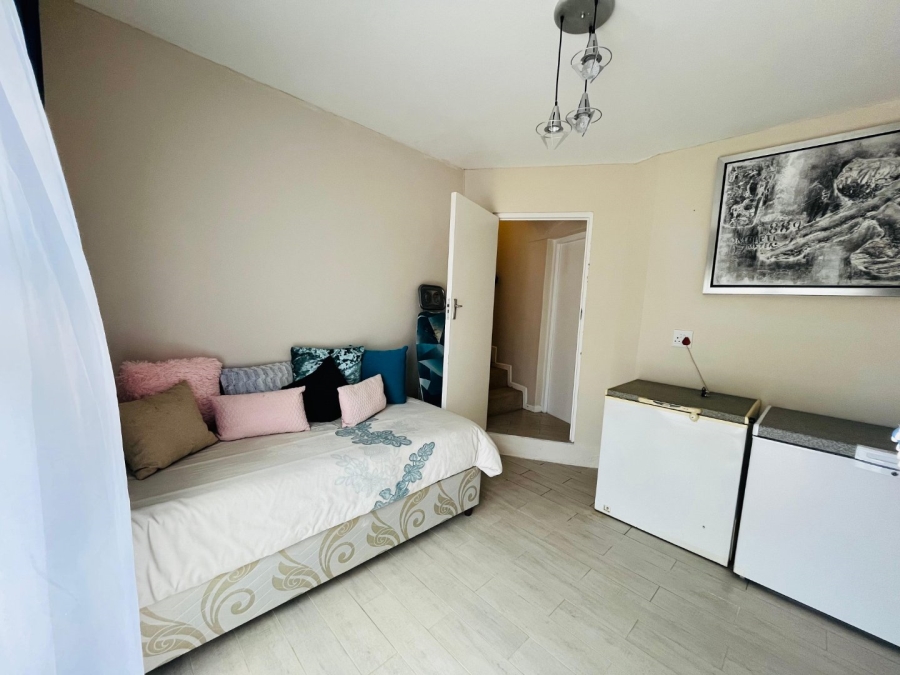 6 Bedroom Property for Sale in Gonubie Eastern Cape